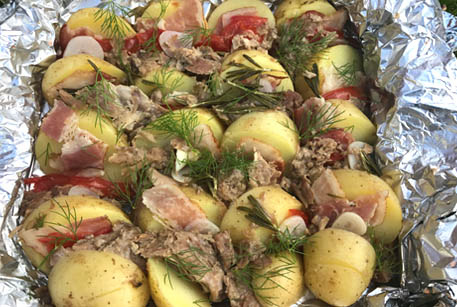 Свинина на мангале с картофелем – рецепт с тушенкой с фото