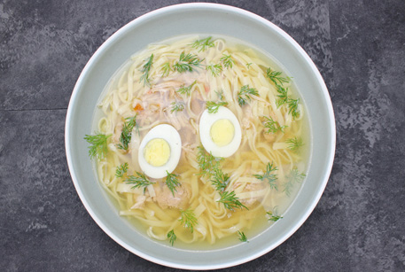 Куриный суп с яйцом – простое блюдо с тушенкой из курицы