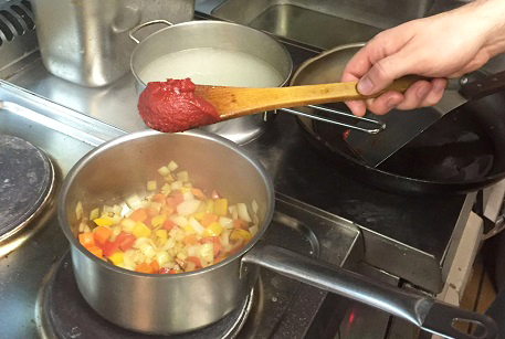 Обжарить овощи с томатной пастой для лагмана
