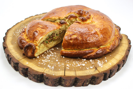 Пирог на сметане – вкусная выпечка по рецепту с тушенкой