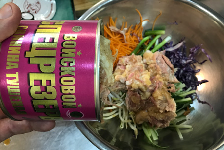 Рецепт салата – салат с тушенкой из свинины ГОСТ
