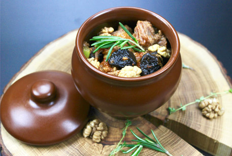 Блюдо в горшочках с фото – говядина тушеная Войсковой Спецрезерв с черносливом и овощами