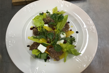 Праздничный салат с хурмой и олениной – рецепт с тушенкой с фото