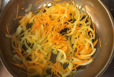 Обжарить лук и морковь для борща
