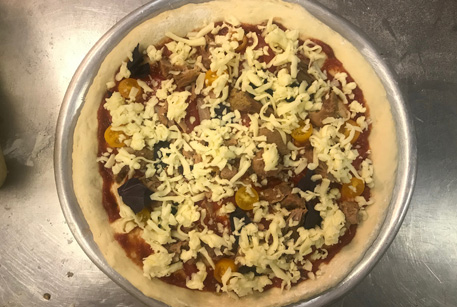 Рецепт в духовке: дрожжевая пицца со свининой и помидорами