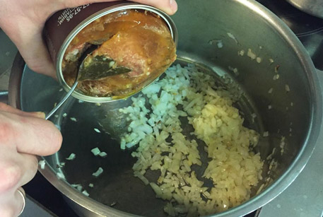 Рецепт с тушенкой: ежики с подливкой из риса и говядины