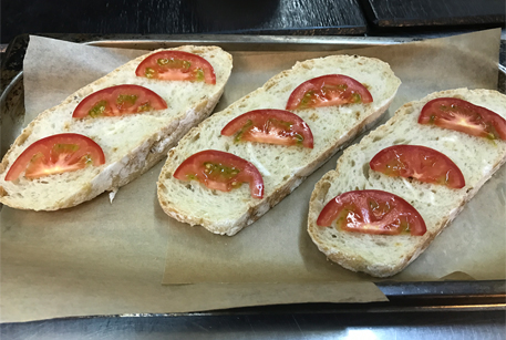Горячие бутерброды в духовке – рецепт с тушенкой 