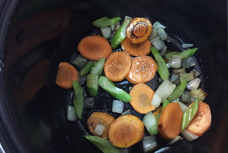 Обжарить овощи для рецепта в мультиварке