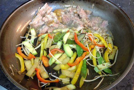 Гречневая лапша с овощами - вкусное второе блюдо с тушенкой из свинины