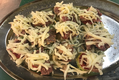 Классический рецепт с ветчиной - кабачки с помидорами и сыром