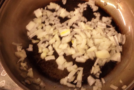 Обжарить лук для картофеля запеченого с грибами и кониной