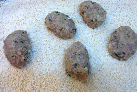 Недорогой рецепт второго блюда: зразы картофельные с фаршем из свинины тушеной