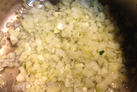 Обжарить лук по рецепту картофельных зраз со свининой