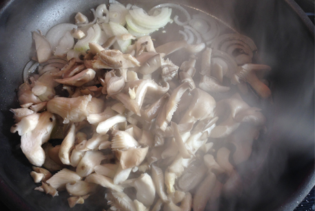 Рецепты с тушенкой: картошка с курицей и грибами