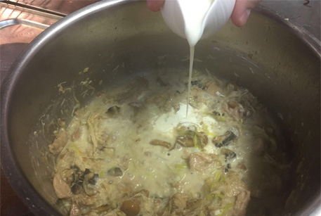 Курица с грибами в сливочном соусе – рецепт в духовке