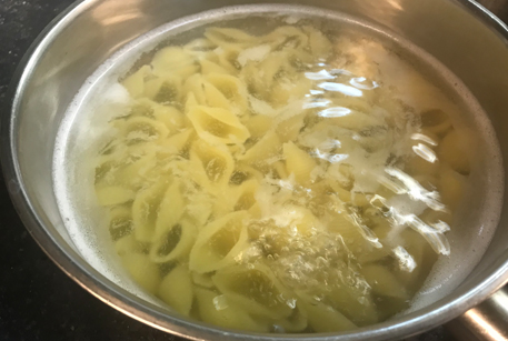 Вкусный рецепт на сковороде - паста с грибами в сливочном соусе