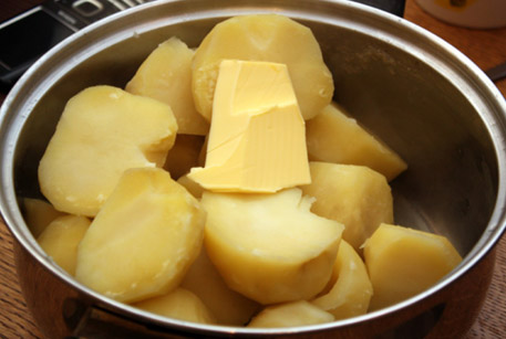 Печень с луком на сковороде с картошкой