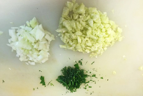 Измельчить лук и зелень для рецепта от шеф-повара