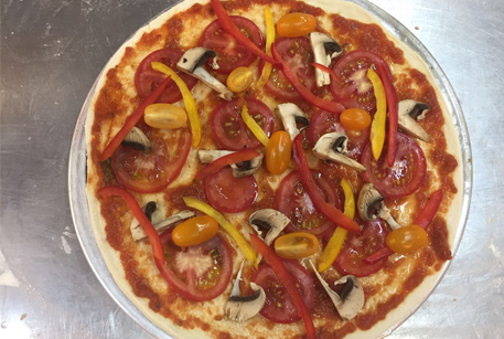 Рецепт вкусной пиццы с ветчиной и помидорами