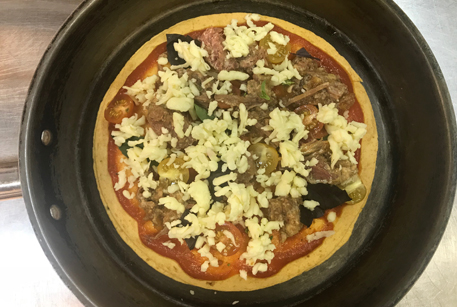 Быстрая пицца на сковороде – рецепт с тушенкой
