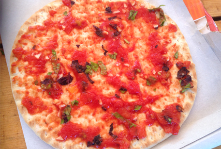 Быстрая пицца с олениной - рецепт с тушенкой от шеф-повара