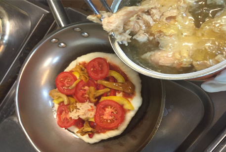 Рецепт пиццы на сковороде с тушенкой из курицы