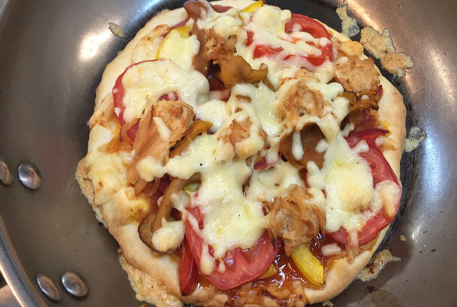 Пицца на сковороде с курицей и грибами