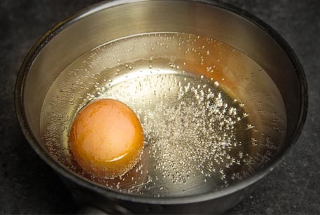 Отварить яйцо для начинки пирожков с мясом