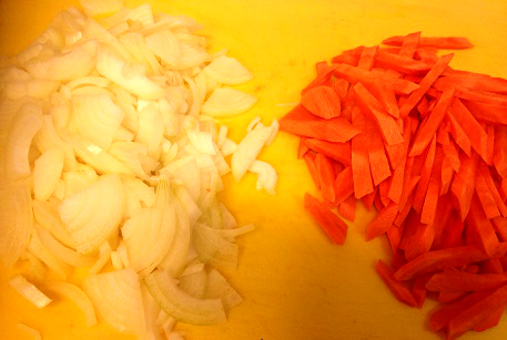 Крупно нарезать лук и морковь для плова в казане
