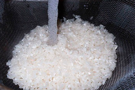 Промыть рис для плова из баранины