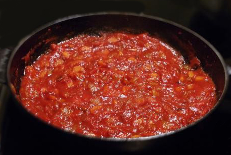 Добавить томатную пасту в обжарку для похлебки из баранины с фасолью
