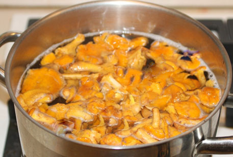 Отварить лисички для Похлебка с грибами лисичками и куриным филе