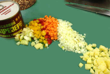Нарезать овощи для похлебки из чечевицы и баранины