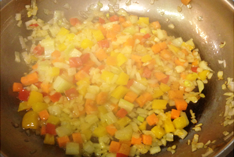 Обжарить овощи для супа из чечевицы
