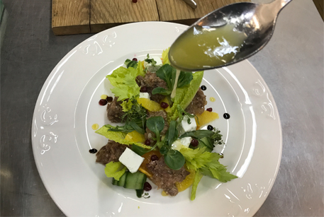 Праздничный салат с хурмой и олениной – рецепт салата с тушенкой из оленины