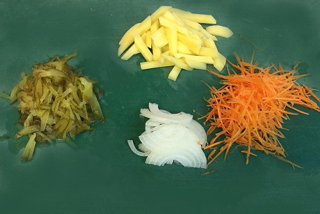Нарезать необходимые овощи для рассольника с солеными огурцами