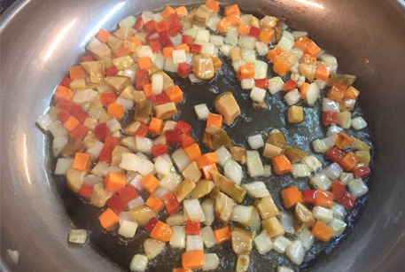 Рис с курицей и овощами – рецепт на сковороде