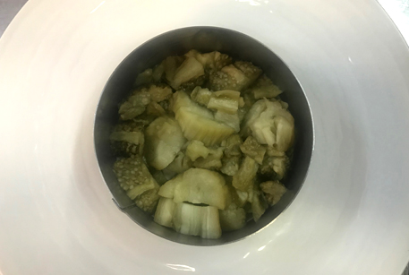 Простой рецепт с тушенкой: салат из баклажанов в духовке