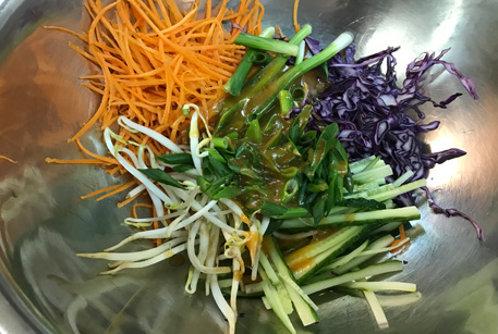 Домашний рецепт с тушенкой - салат из моркови и лука