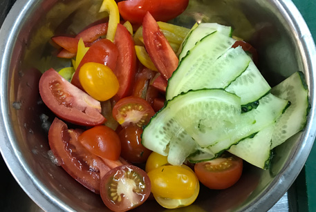 Вкусный и простой салат из помидоров и перца