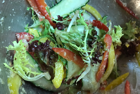 Салат из помидор фото – рецепт с тушенкой