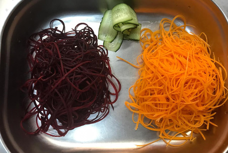 Быстрый рецепт: салат из свежей свеклы и моркови