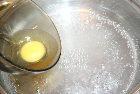 Яйцо пашот для рецепта салата