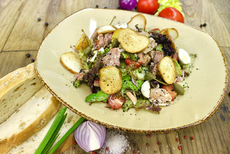 Салат с фасолью и сухариками – рецепт с тушенкой из свинины