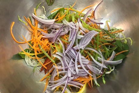 Быстрый рецепт салата с говядиной и соленым огурцом