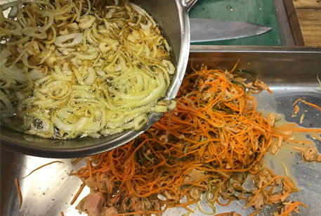Салат с корейской морковью и курицей – праздничный рецепт