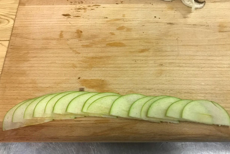 Розочка из яблока для рецепта салата с курицей