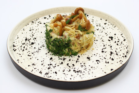 Салат с маринованными грибами и курицей – рецепт с тушенкой