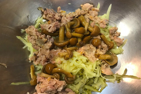 Салат с курицей и грибами маринованными рецепт с фото