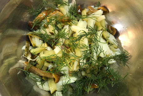 Салат с солеными огурцами – недорогой рецепт с фото